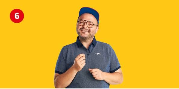 LIDLfan w koszulce pracowniczej jest gotowy do pracy w Lidlu.