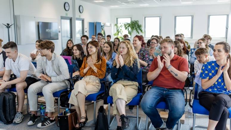 Grupa stażystów podczas dnia powitalnego.