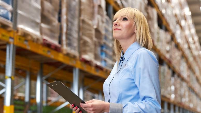 Specjalista ds. BHP sprawdza środki bezpieczeństwa na magazynie