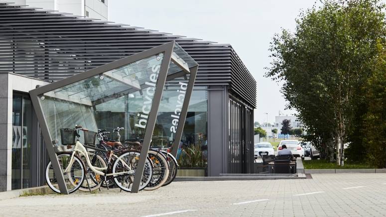 Miejsce na rowery pracowników wraz ze stacją naprawy