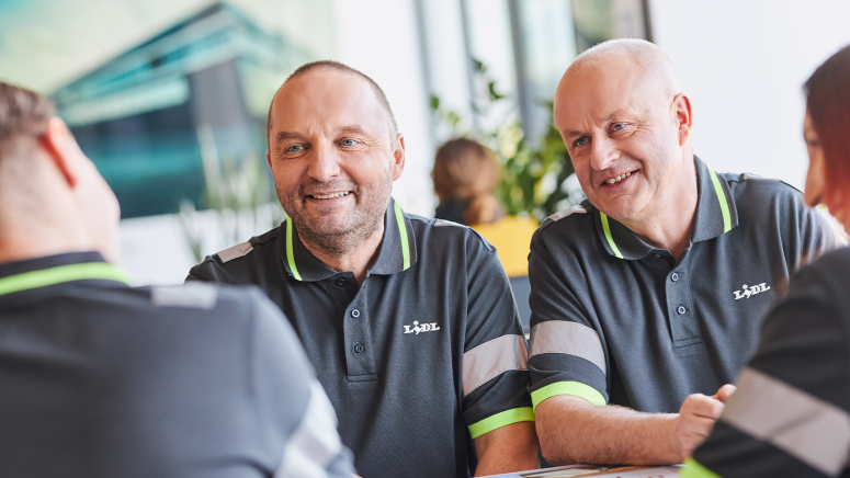 Pracownicy magazynu spędzają przerwę w pracy przy obiedzie