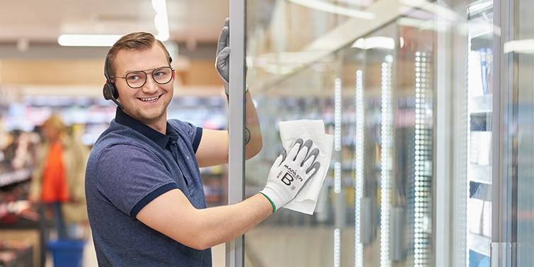 Pracownik sklepu dba o czystość sklepu