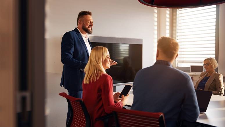 Pracownik centrali prowadzi szkolenie w salce konferencyjnej.