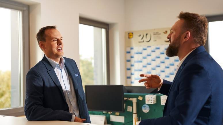 Rozmowa pracowników biura.