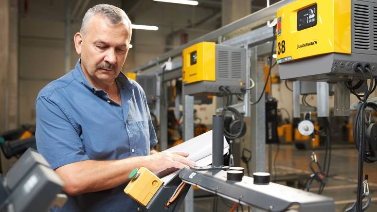 Specjalista ds. technicznych weryfikuje pracę urządzeń w centrum dystrybucyjnym