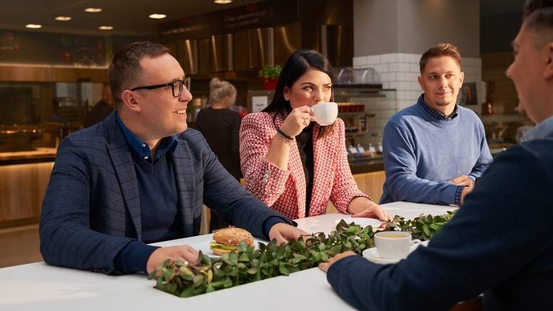 Pracownicy centrali spędzają przerwę w firmowej kantynie.