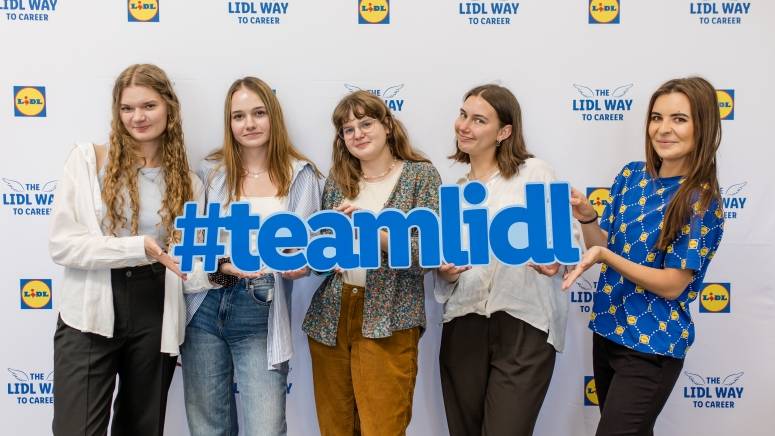 Grupa stażystek trzyma napis #teamlidl