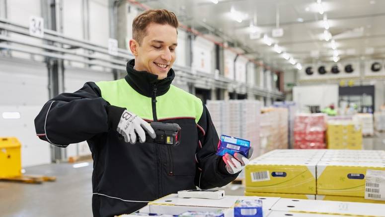 Pracownik magazynu sprawdza świeżość produktów w chłodni