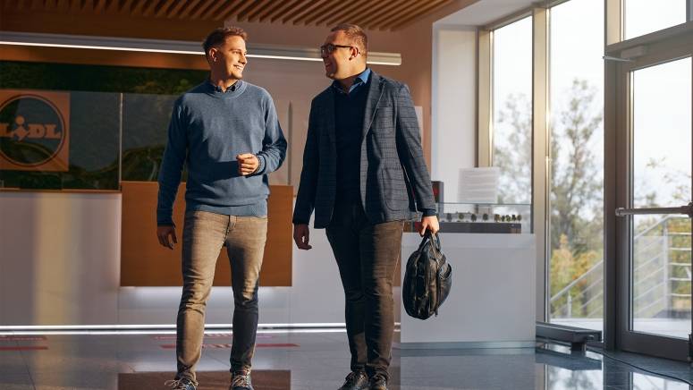 Pracownicy spotykają się w recepcji.