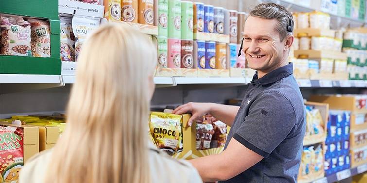 Pracownik sklepu dba o ekspozycje produktów na dziale food