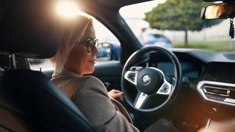 Pracownica Lidla w firmowym samochodzie.