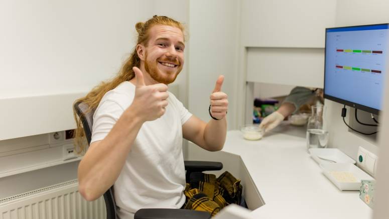 Stażystów siedzący w pokoju degustacyjnym.