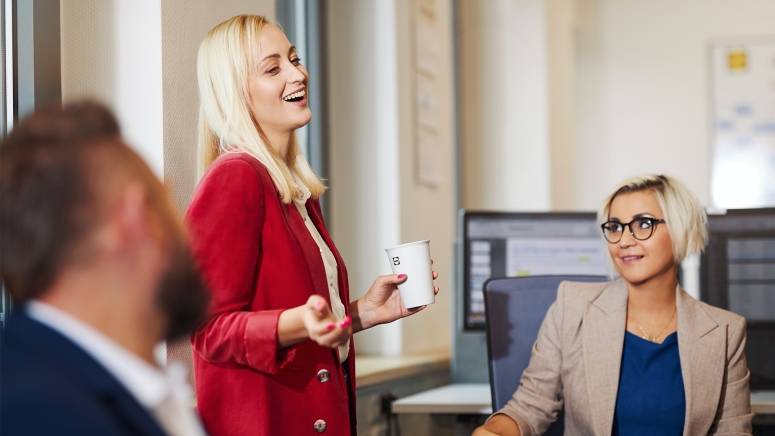 Specjalistki z centrali dyskutują nad projektem.