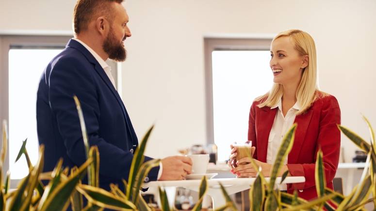 Pracownicy centrali dyskutują przy kawie podczas przerwy