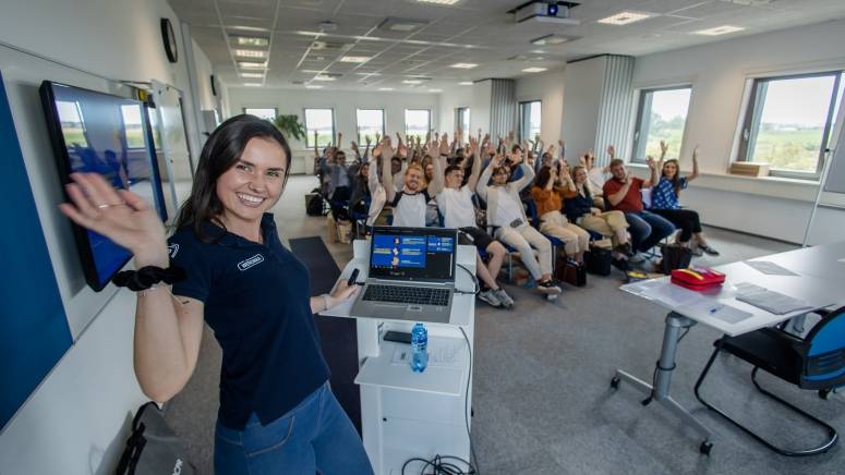 Uśmiechnięci stażyści podczas szkolenia BHP