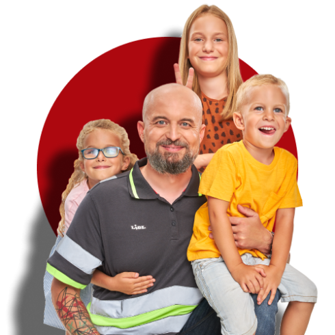Darek_z dziećmi_czerwone tło
