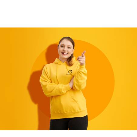 Dziewczyna w żółtej bluzie Lidl z kapturem wskazująca palcem.