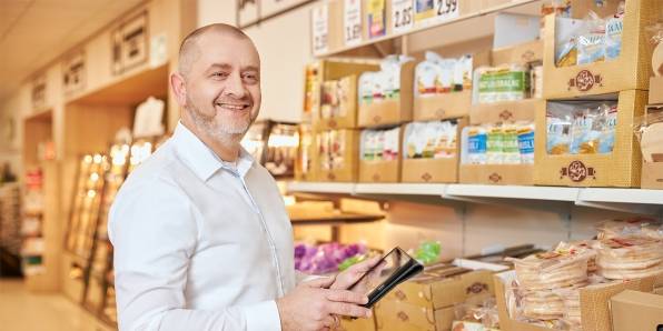 Kierownik Rejonu Sprzedaży kontroluję pracę sklepu Lidl.
